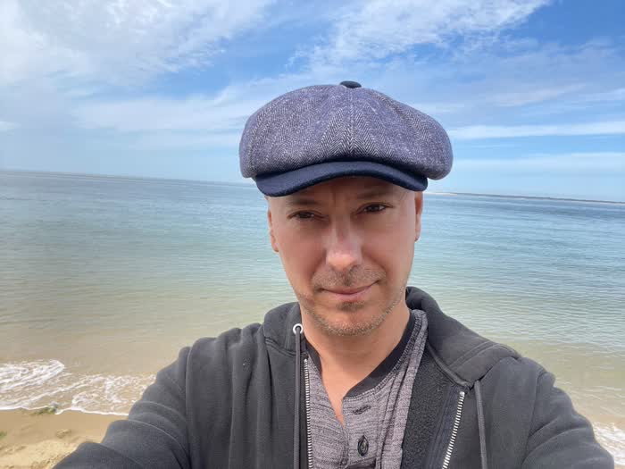 Eric Gavrel, crêpier de Sur la Route, devant l'océan en Bretagne