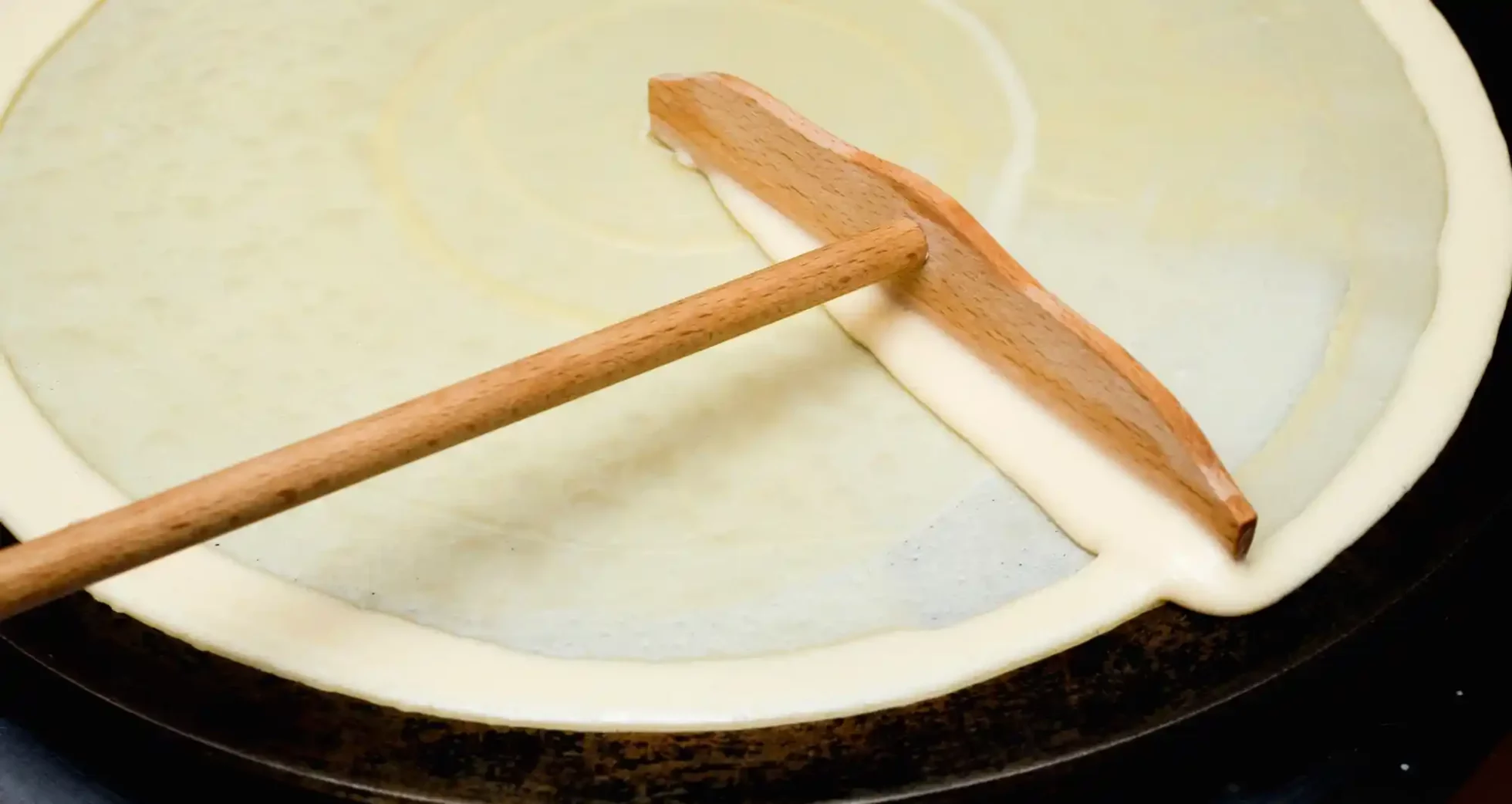 Le rozell, outil pour étaler la pâte à galette