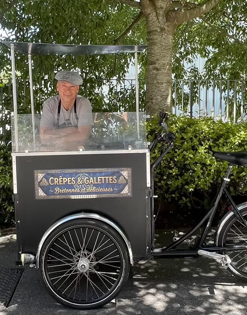 Eric Gavrel derrière son triporteur Sur la Route — Crêpes & Galettes bretonnes